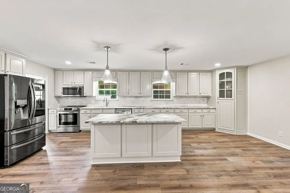 5573 Clarks Bridge RD Clermont, GA 30527