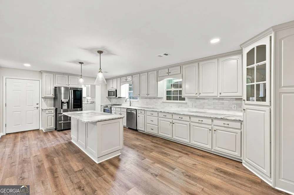 5573 Clarks Bridge RD Clermont, GA 30527