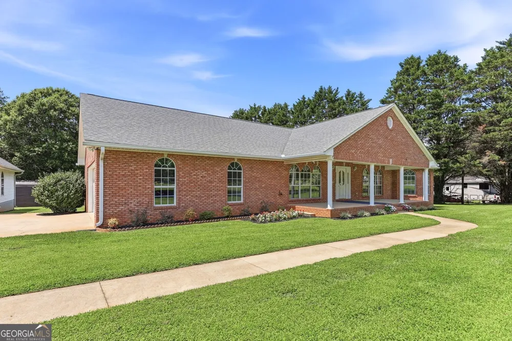 5573 Clarks Bridge RD Clermont, GA 30527
