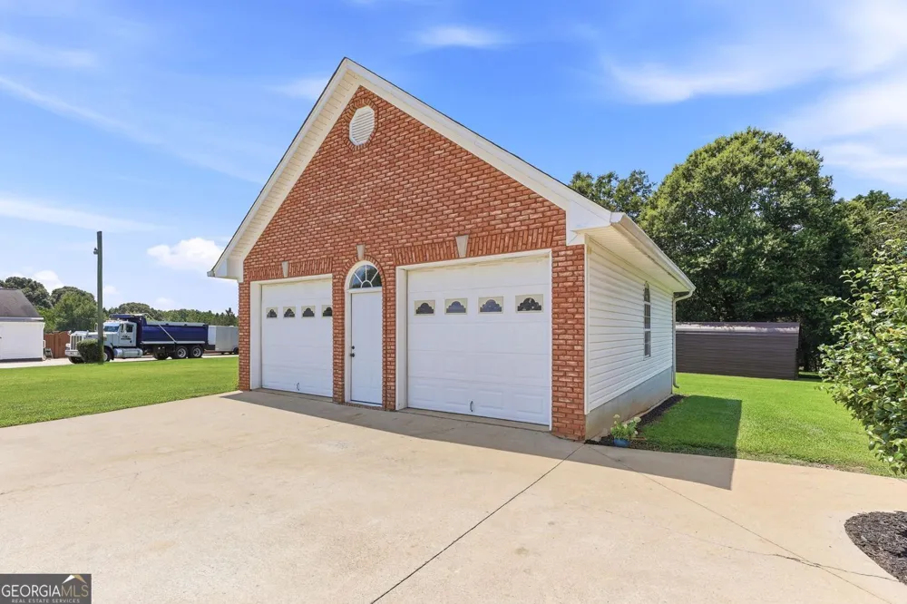 5573 Clarks Bridge RD Clermont, GA 30527