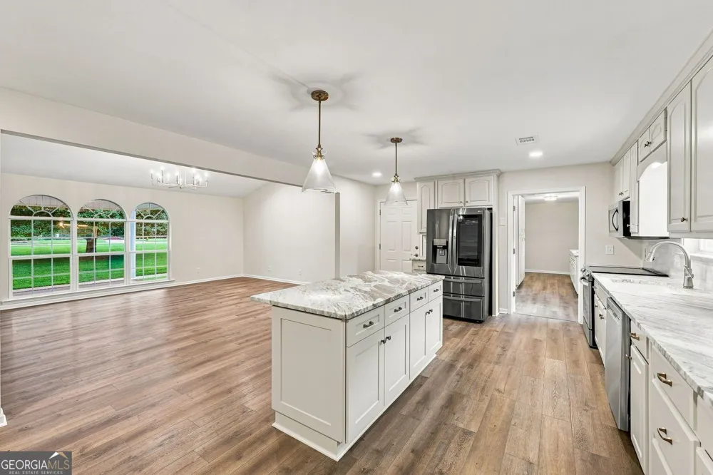 5573 Clarks Bridge RD Clermont, GA 30527