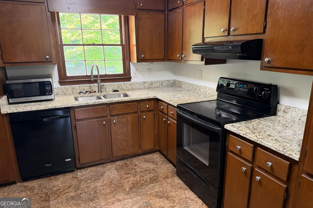 310 Sharon DR Fayetteville, GA 30214