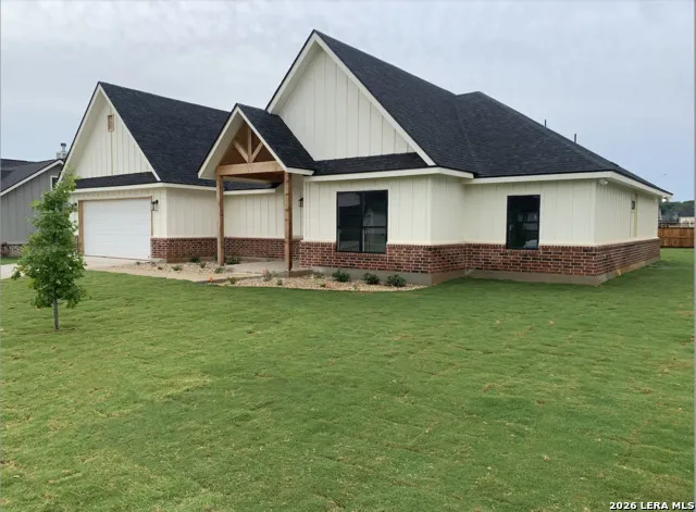 109 W Magnolia Cir La Vernia, TX 78121