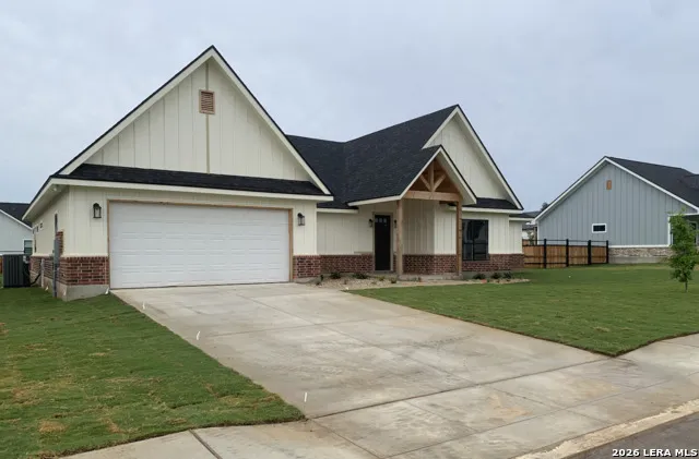 109 W Magnolia Cir La Vernia, TX 78121