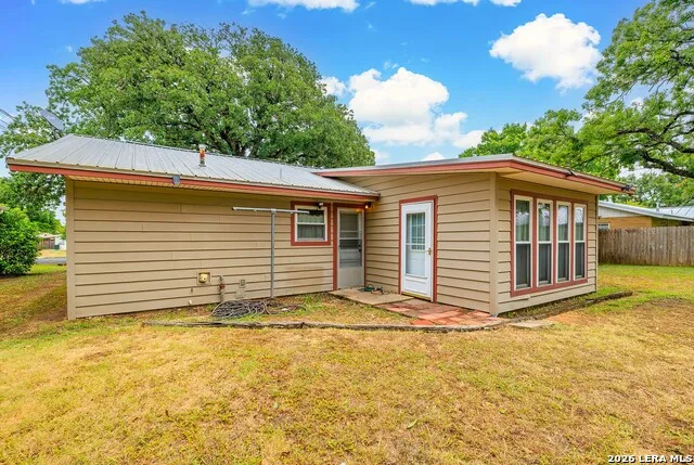 606 S Columbus Street Fredericksburg, TX 78624