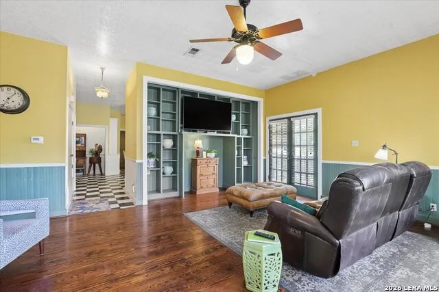 504 S MAIN ST Lockhart, TX 78644