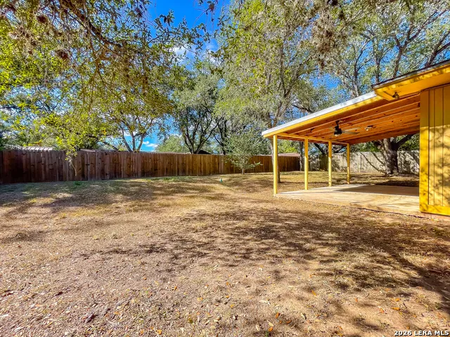 1404 E INEZ ST Beeville, TX 78102