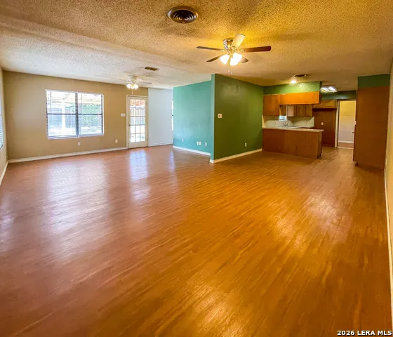 1404 E INEZ ST Beeville, TX 78102