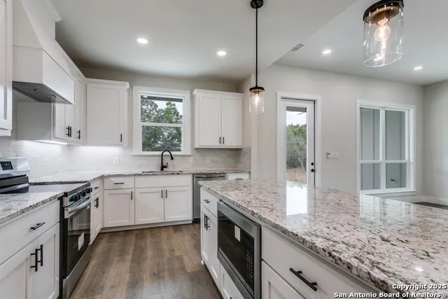 1140 Yaupon Fischer, TX 78623