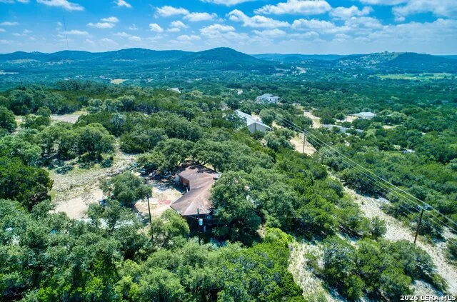 10294 Park Road 37 Lakehills, TX 78063