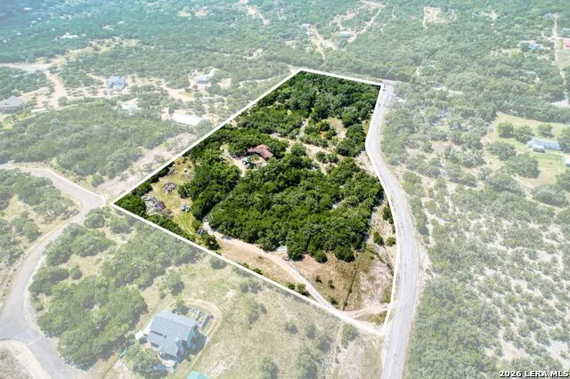 10294 Park Road 37 Lakehills, TX 78063