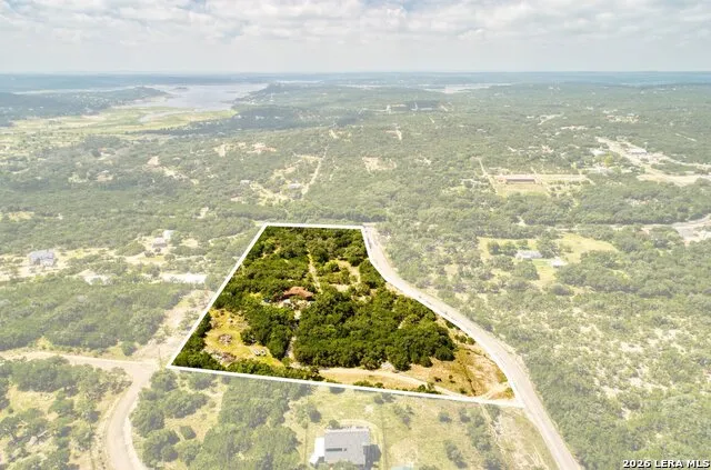 10294 Park Road 37 Lakehills, TX 78063