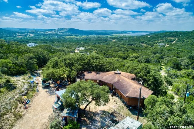 10294 Park Road 37 Lakehills, TX 78063