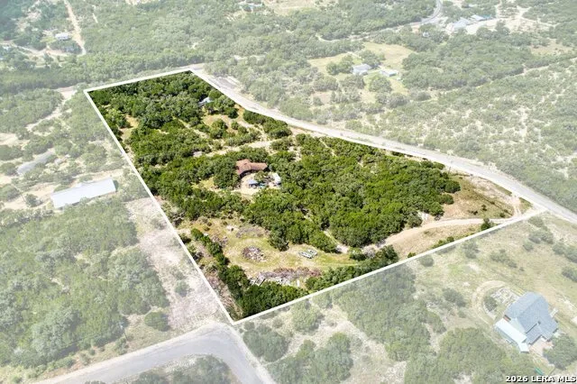 10294 Park Road 37 Lakehills, TX 78063