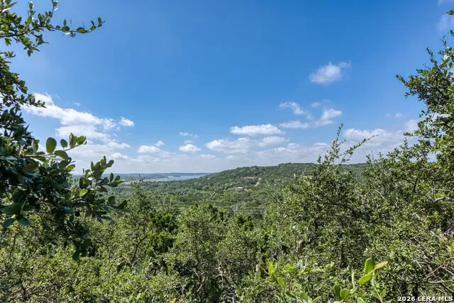 10294 Park Road 37 Lakehills, TX 78063