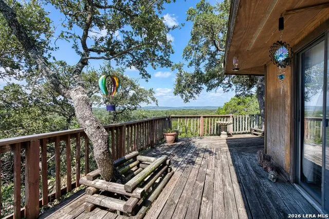 10294 Park Road 37 Lakehills, TX 78063