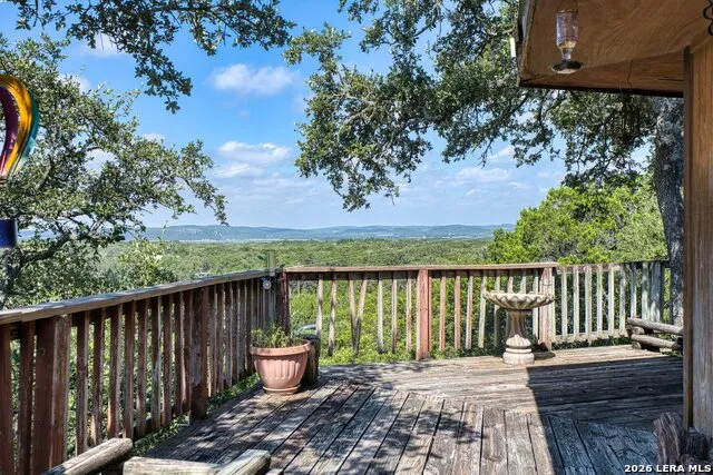 10294 Park Road 37 Lakehills, TX 78063