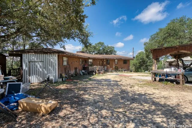 10294 Park Road 37 Lakehills, TX 78063
