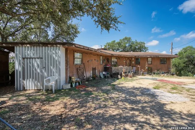 10294 Park Road 37 Lakehills, TX 78063