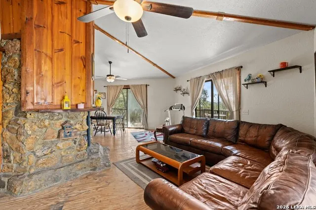 10294 Park Road 37 Lakehills, TX 78063