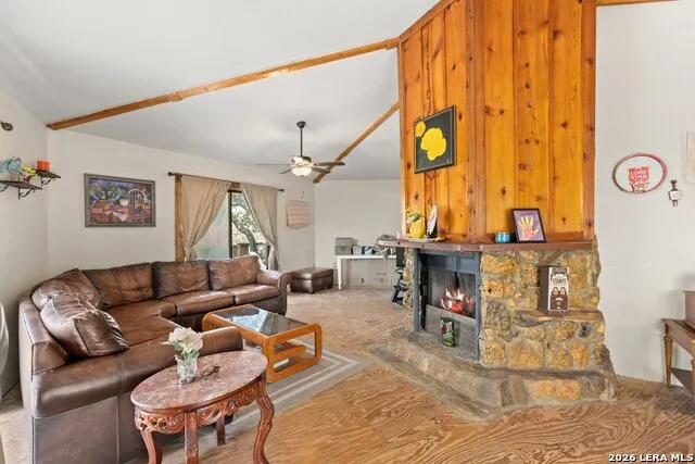 10294 Park Road 37 Lakehills, TX 78063