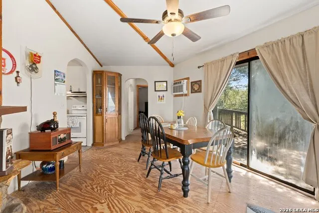 10294 Park Road 37 Lakehills, TX 78063