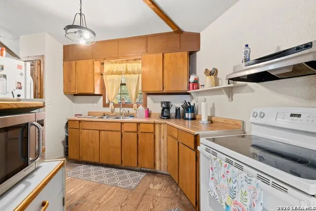 10294 Park Road 37 Lakehills, TX 78063