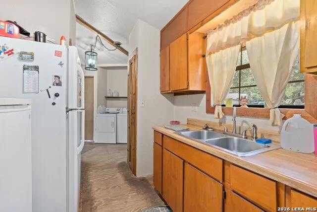 10294 Park Road 37 Lakehills, TX 78063