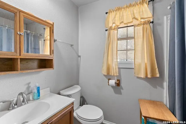 10294 Park Road 37 Lakehills, TX 78063