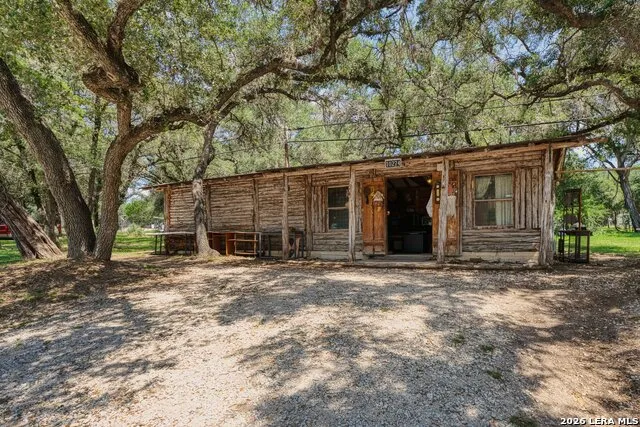 10294 Park Road 37 Lakehills, TX 78063