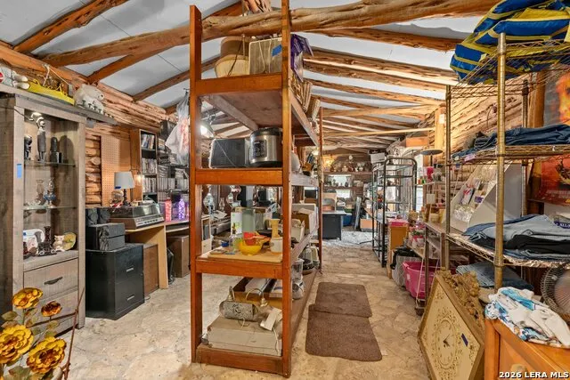 10294 Park Road 37 Lakehills, TX 78063