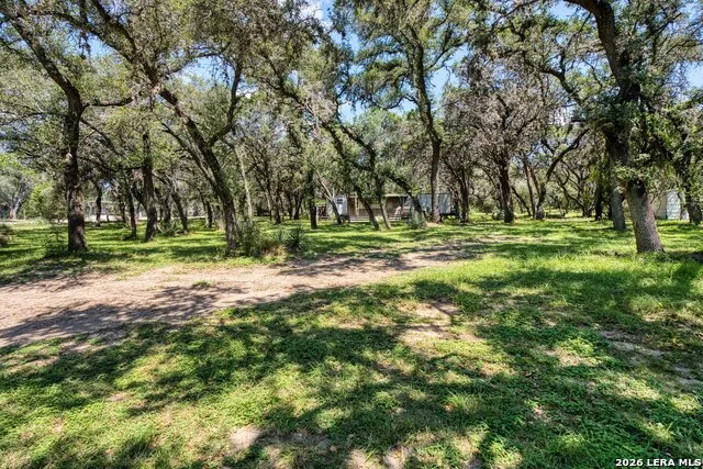 10294 Park Road 37 Lakehills, TX 78063