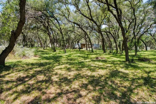 10294 Park Road 37 Lakehills, TX 78063