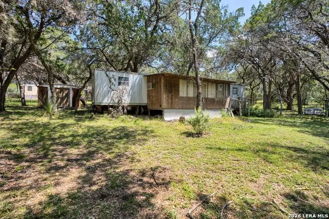 10294 Park Road 37 Lakehills, TX 78063
