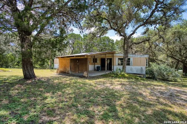 10294 Park Road 37 Lakehills, TX 78063