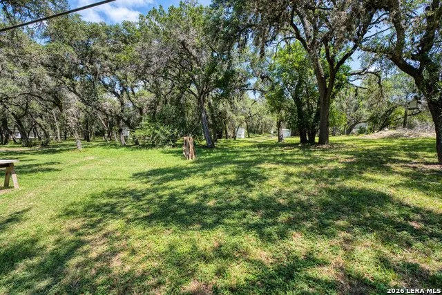 10294 Park Road 37 Lakehills, TX 78063