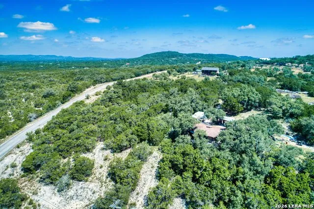10294 Park Road 37 Lakehills, TX 78063