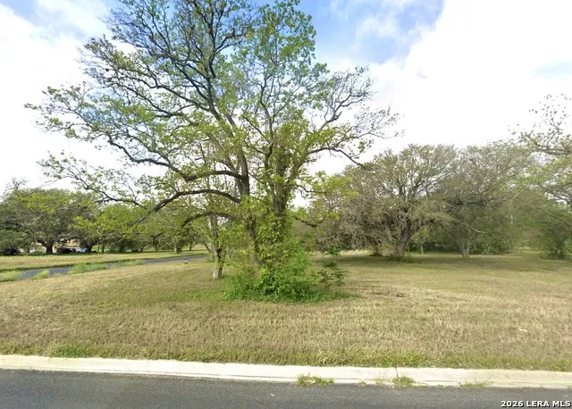 132 W Hampton Seguin, TX 78155