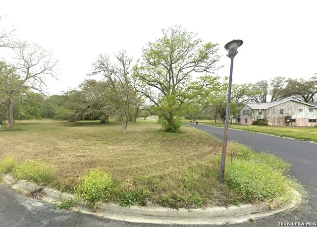 132 W Hampton Seguin, TX 78155