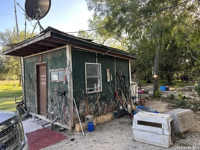332 Private Road 6632 Devine, TX 78016