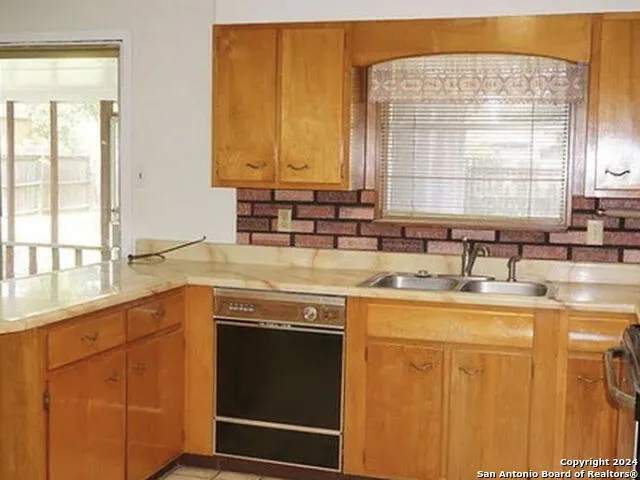 4102 KIRBY DR Kirby, TX 78219