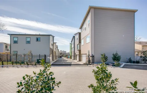 1618 W LAWNDALE DR Unit 8