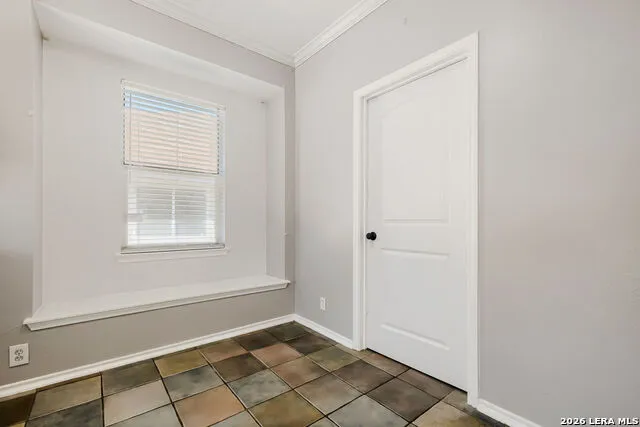 5635 MIDCROWN DR San Antonio, TX 78218