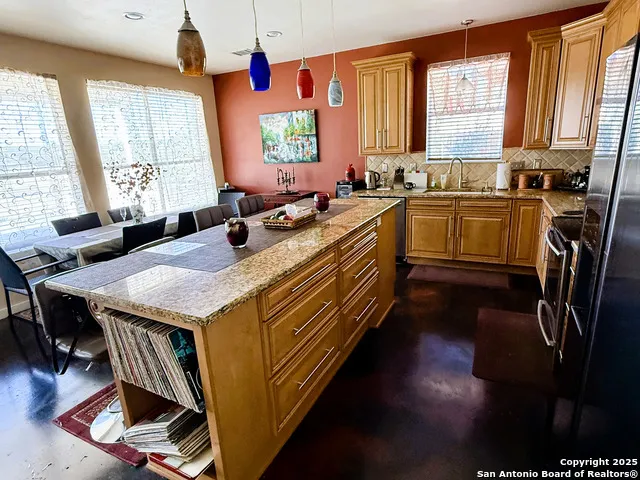 972 Pebble Beach Lakehills, TX 78063