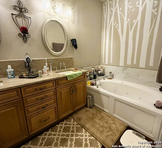 972 Pebble Beach Lakehills, TX 78063