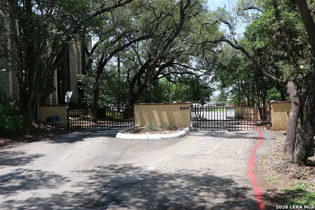 8642 fredericksburg Unit 406 San Antonio, TX 78240