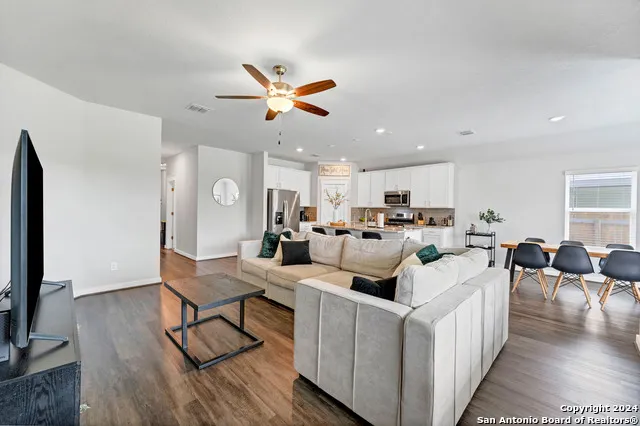 4323 W Vasquez Cir Converse, TX 78109