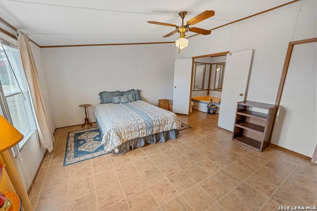 104 Longhorn Rd Stockdale, TX 78160