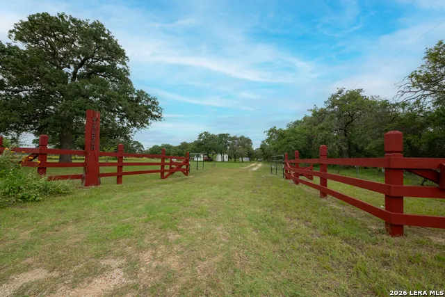 104 Longhorn Rd Stockdale, TX 78160