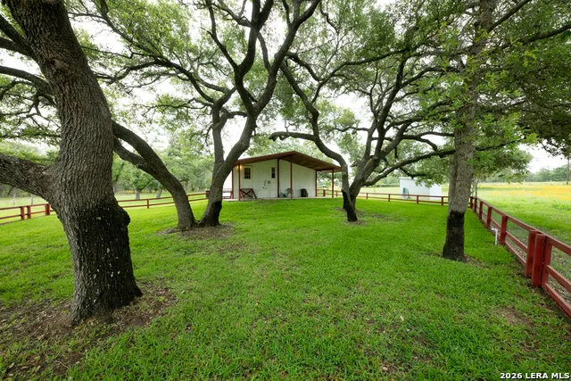 104 Longhorn Rd Stockdale, TX 78160